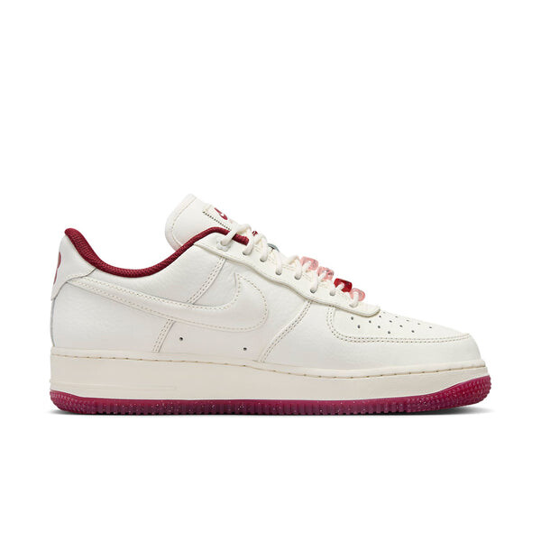Кроссовки (WMNS) Nike Air Force 1 Low 'Valentines Day 2024', цвет sail/team red/medium soft pink/gym red — фото 2
