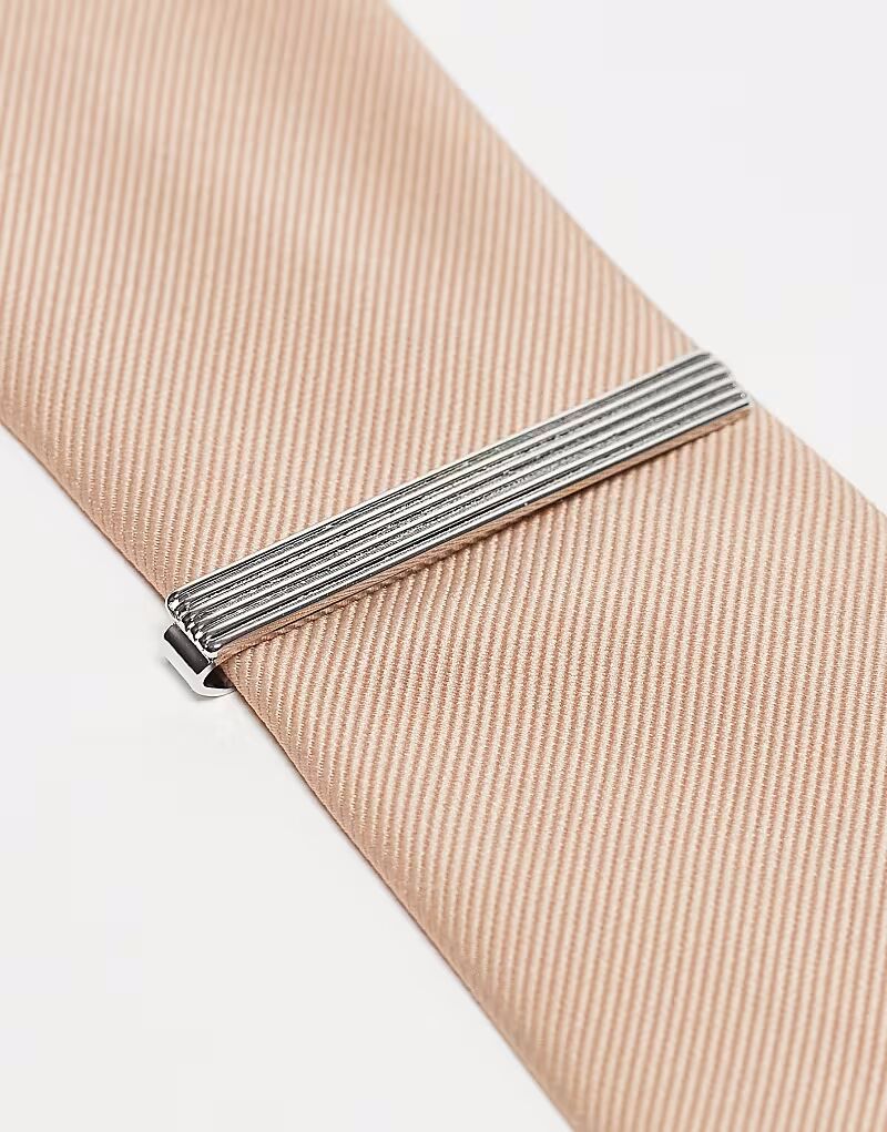 

Серебряный ребристый зажим для галстука ASOS DESIGN с отделкой по краю