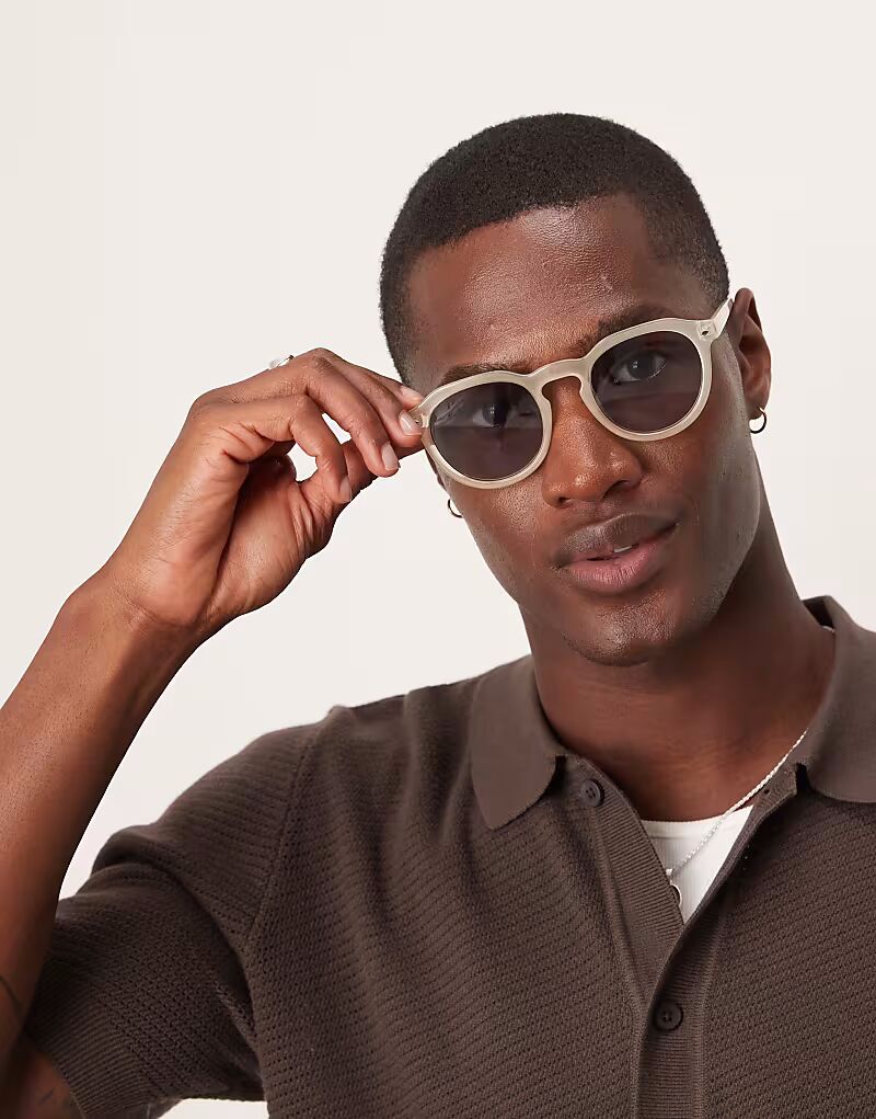 

Круглые солнцезащитные очки ASOS DESIGN со светло-дымчатыми линзами и белой оправой