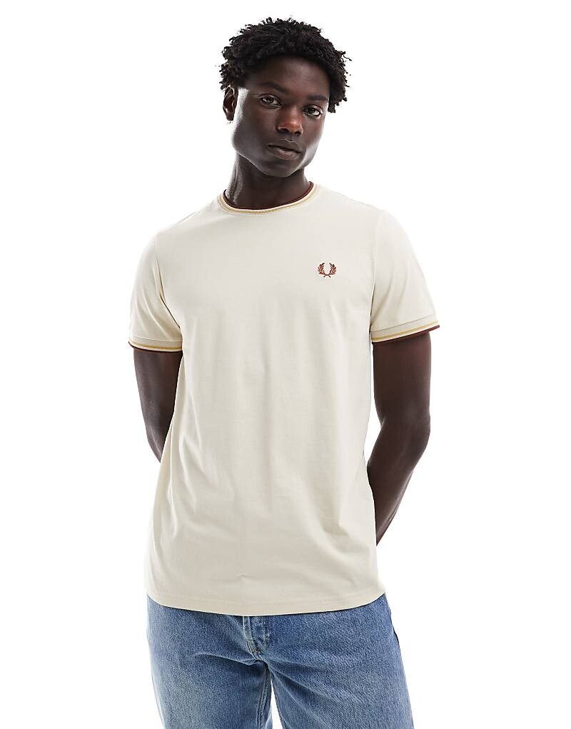 

Бежевая футболка Fred Perry с двумя контрастными полосками