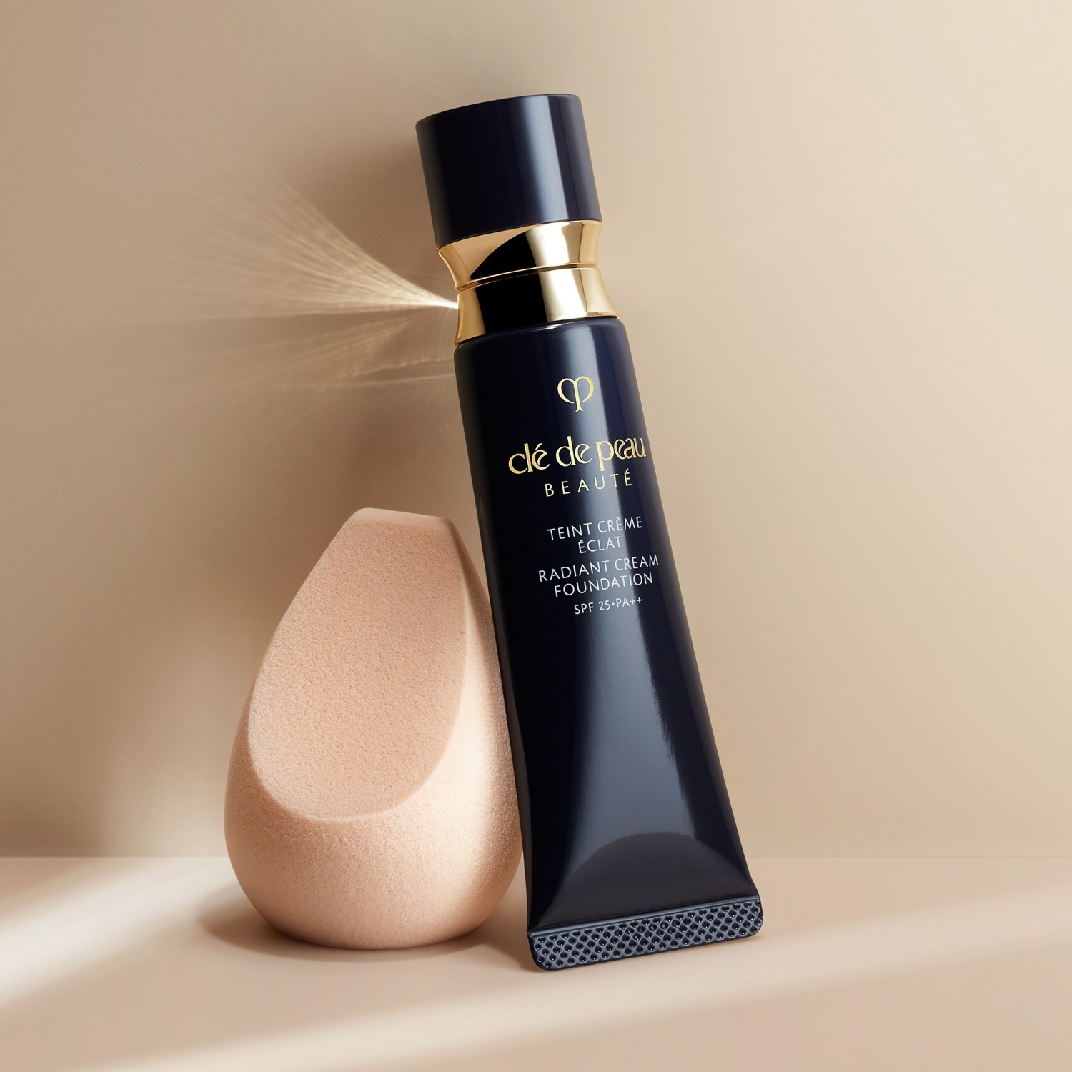 Тональный крем для лица radiant cream Cle De Peau Beaute, b100, объем 21 мл — фото 4