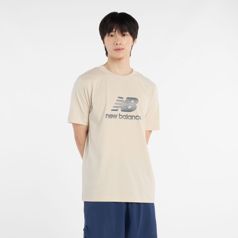 

Футболка спортивная, базовая, с логотипом в крапинку New Balance, цвет timberwolf (mt53502twf)