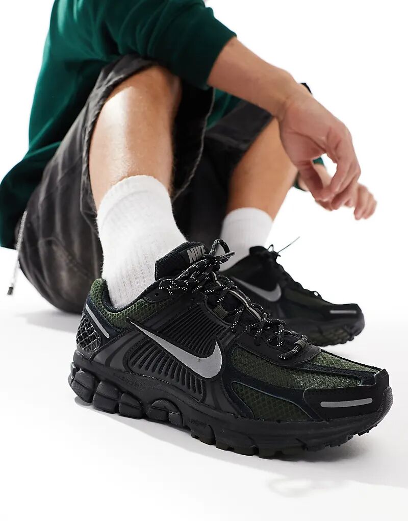 Кроссовки Zoom Vomero 5 в тройном черном цвете Nike
