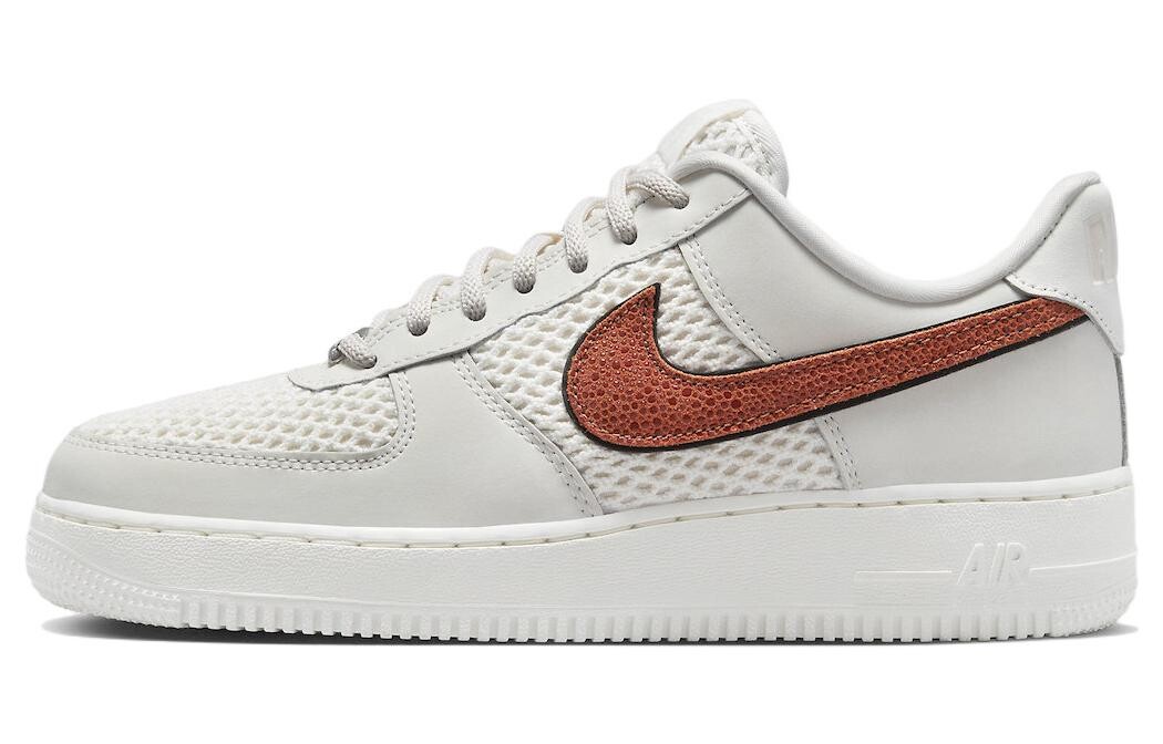 

Кроссовки Nike Air Force 1 Low с баскетбольным логотипом Swoosh из кожи с легким костяным парусом (женские)