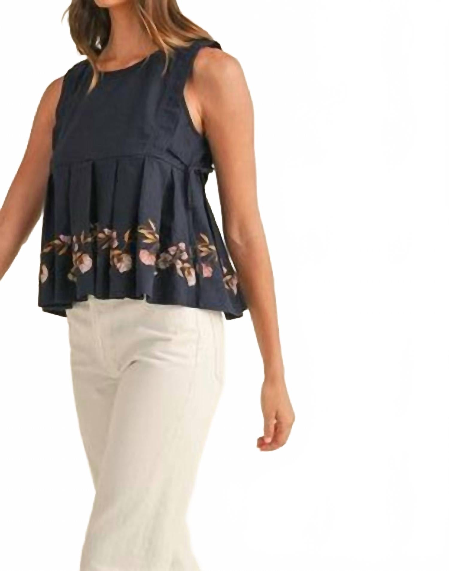 

Renee Топ с пышным низом и цветочным принтом в темно-синем цвете Mabel