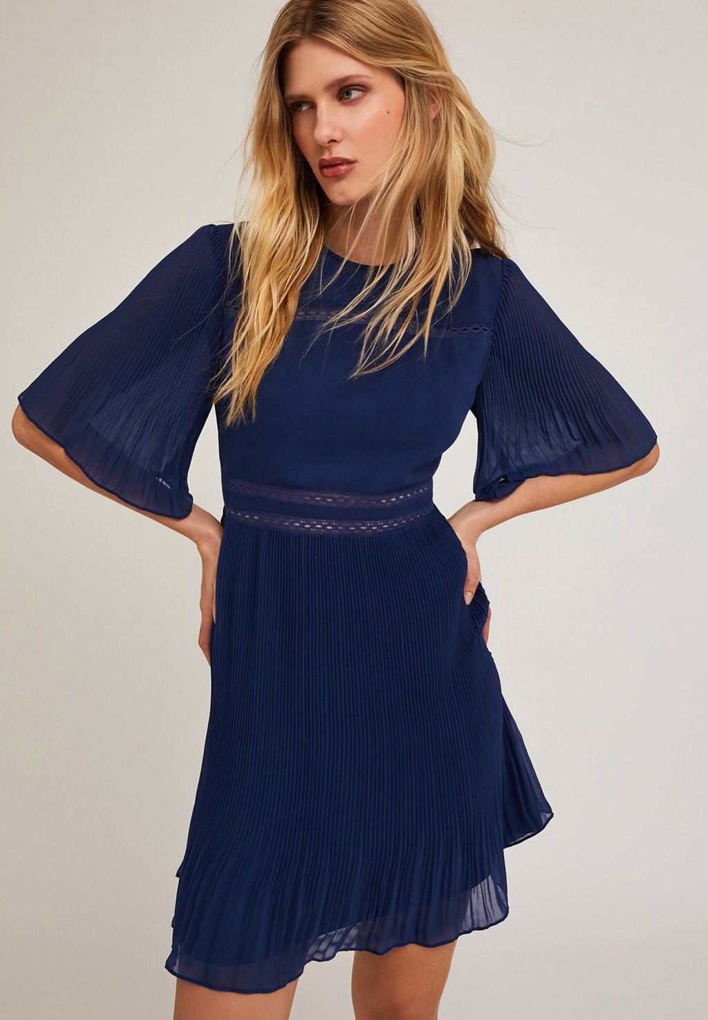 

Повседневное платье RICAMATO CON DETTAGLI PLISSÉ Motivi, синий