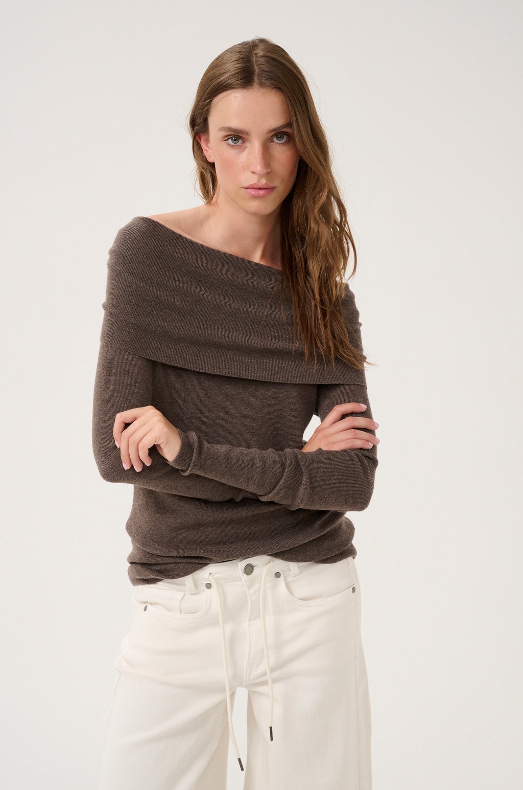 

Джемпер POLLYMW OFF SHOULDER My Essential Wardrobe, темно-коричневый