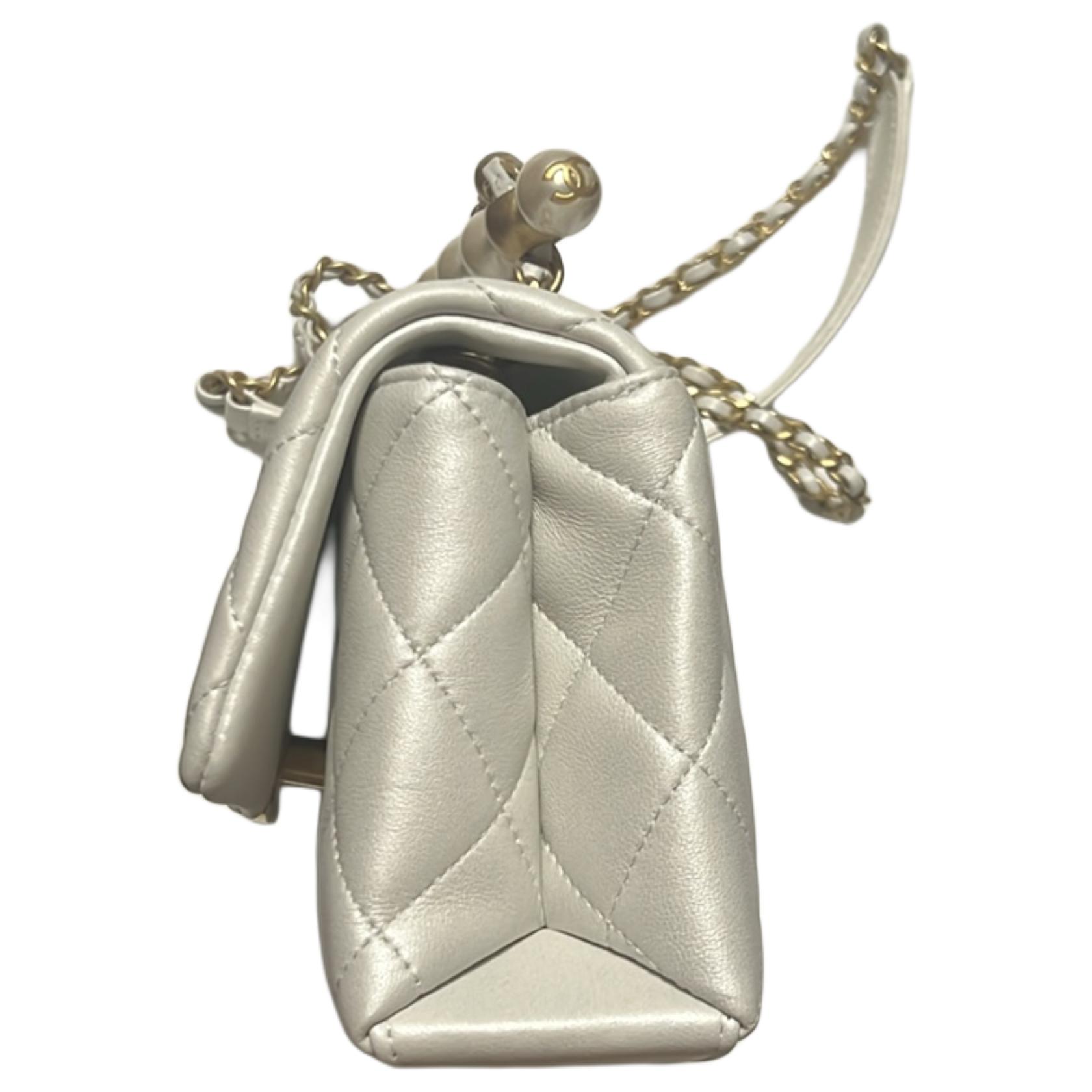CHANEL Женская сумка на одно плечо из ягнячьей кожи среднего размера жемчужно-белая — фото 2