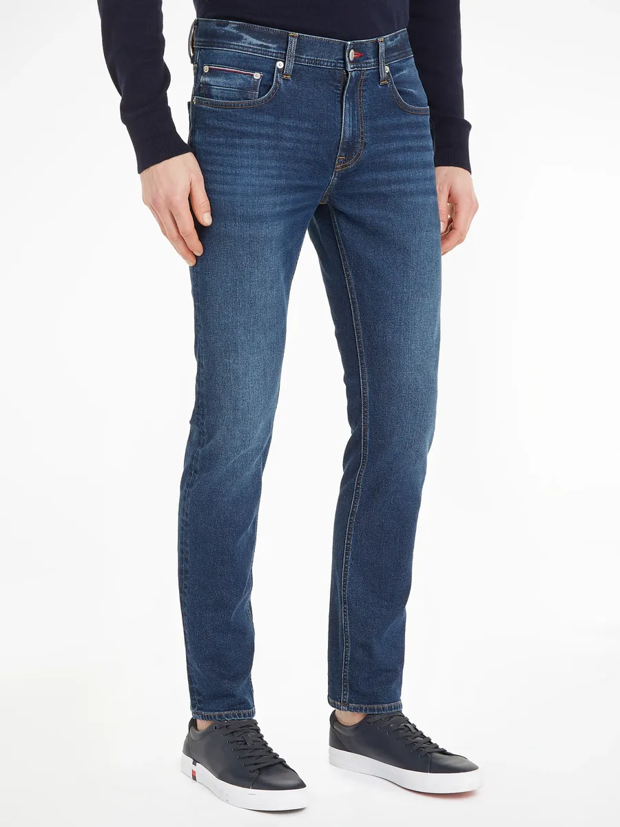 

Прямые джинсы Tommy Hilfiger "STRAIGHT DENTON STR CHARLES BLUE" с кожаной нашивкой Tommy Hilfiger на поясе сзади, джинсовый