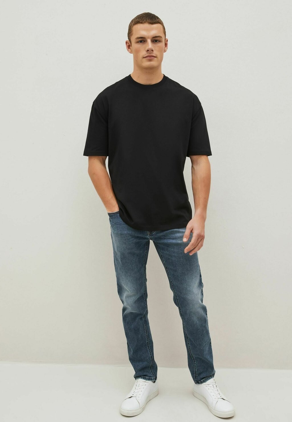 

Базовая футболка Essential Crew Neck Next, черная