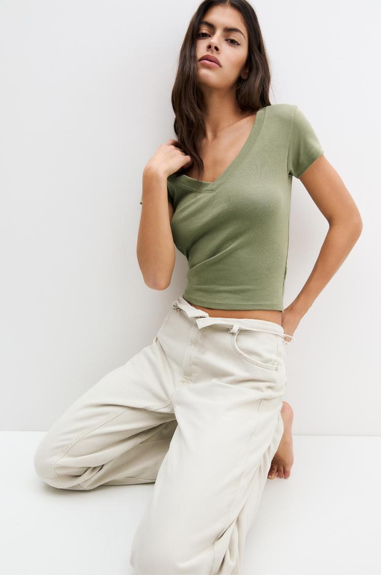 

Футболка с V-образным вырезом Pull And Bear, зеленый