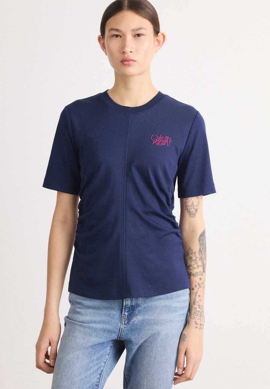 

Футболка Calvin Klein Jeans FASHION GRAPHIC TEE, Dress Blues/Dark Blue, Серый, Футболка Calvin Klein Jeans FASHION GRAPHIC TEE, Dress Blues/Dark Blue