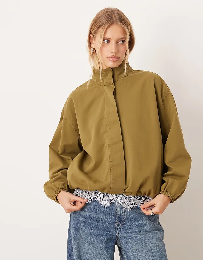 

Спортивная куртка ASOS DESIGN с воротником-стойкой и присборенным подолом оливково-зеленого цвета