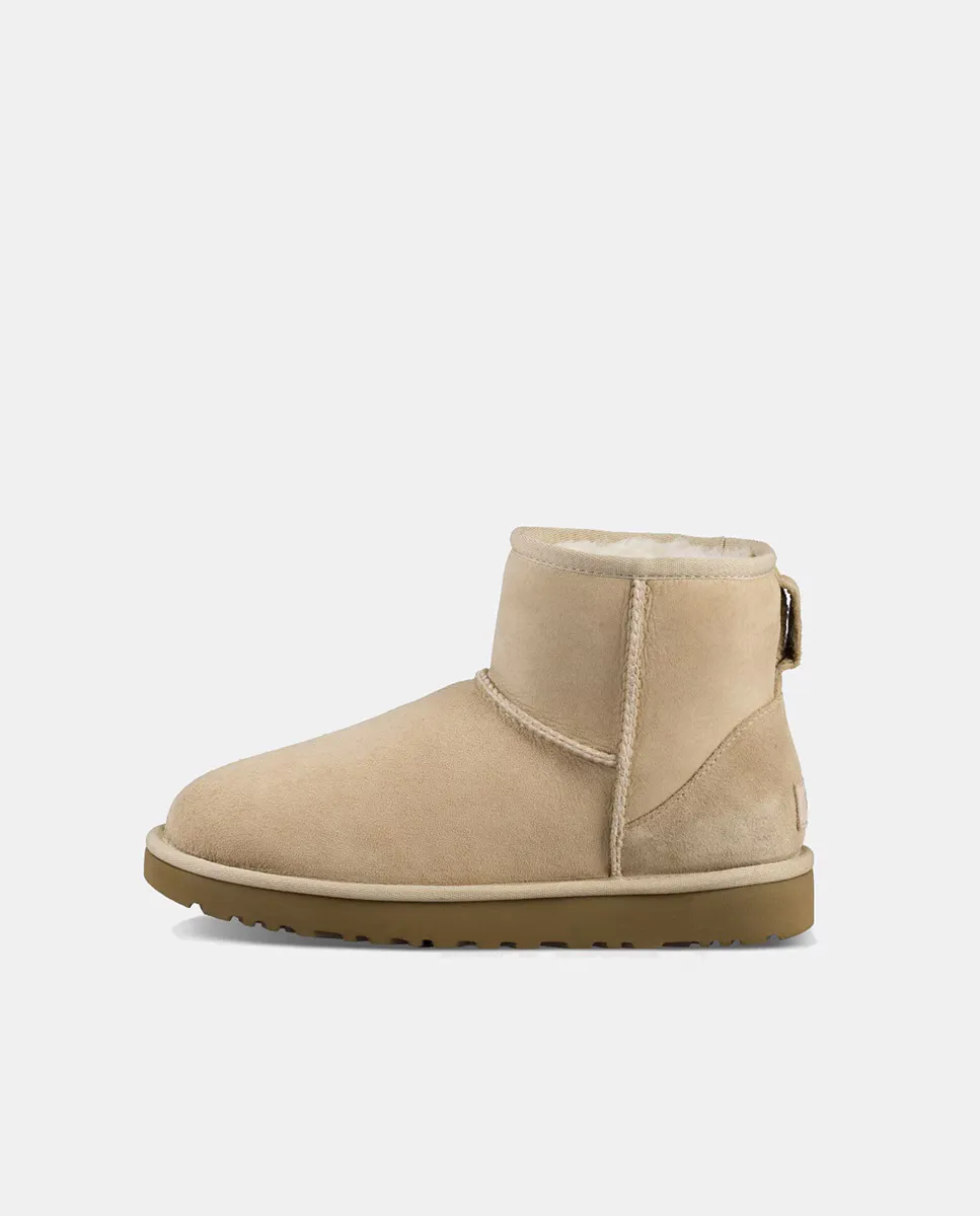 Женские замшевые ботильоны Classic Mini II с меховой внутренней подкладкой UGG, бежевый — фото 2