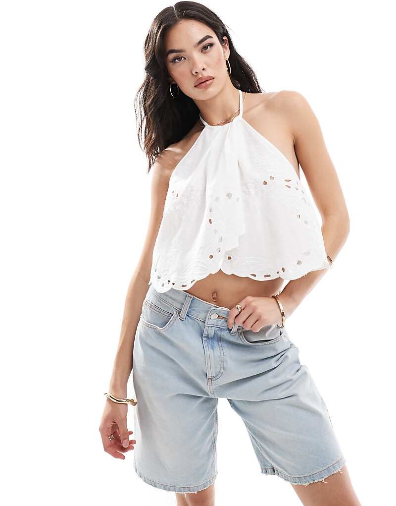 

Белый топ Pull&Bear с воротником-хомутом и вышивкой на петлях