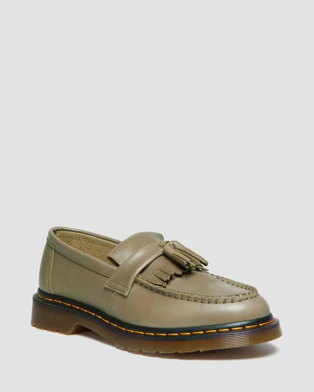 

Dr. Martens Adrian Carrara Кожаные лоферы с кисточками, цвет Olive — Carrara