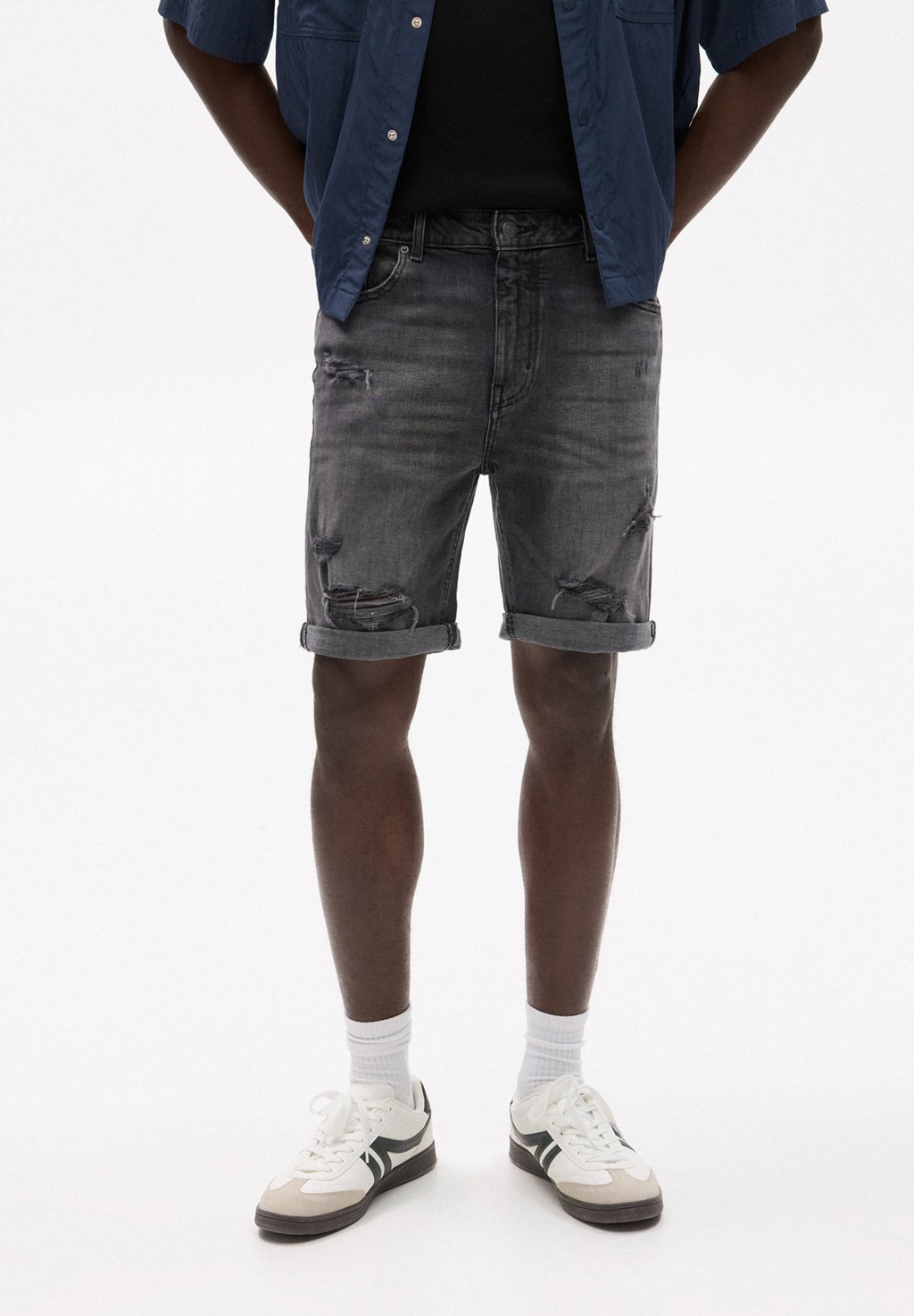 

Джинсовые шорты RIPPED BERMUDA PULL&BEAR, цвет Mottled Black