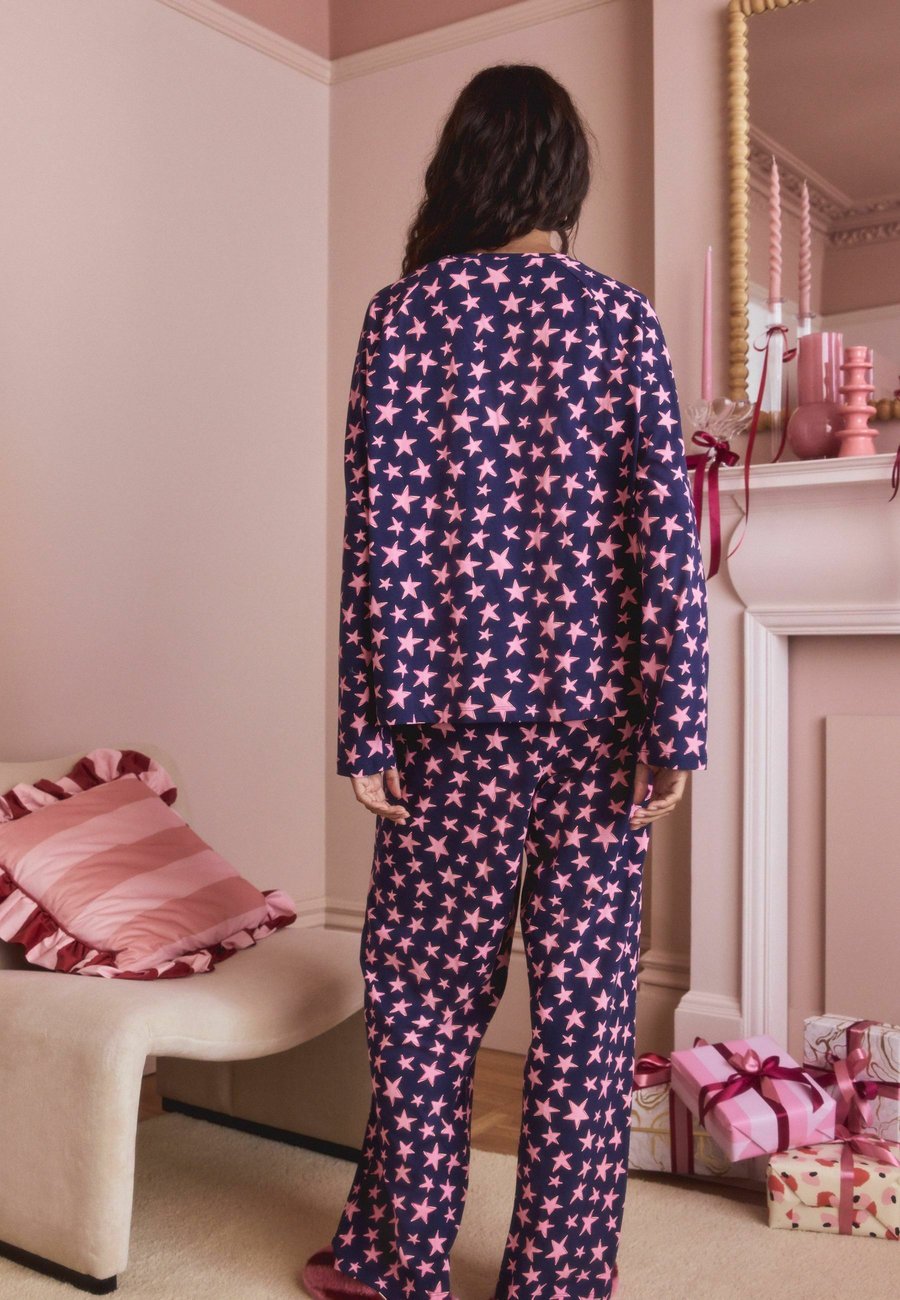 

Пижамный комплект Next TALL FIT LONG SLEEVE SET, Navy Stars/Blue