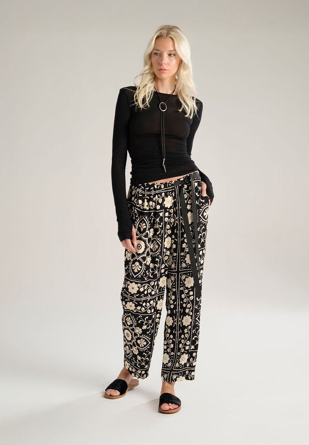 

Брюки WITH PLEATS Manila Grace, черный