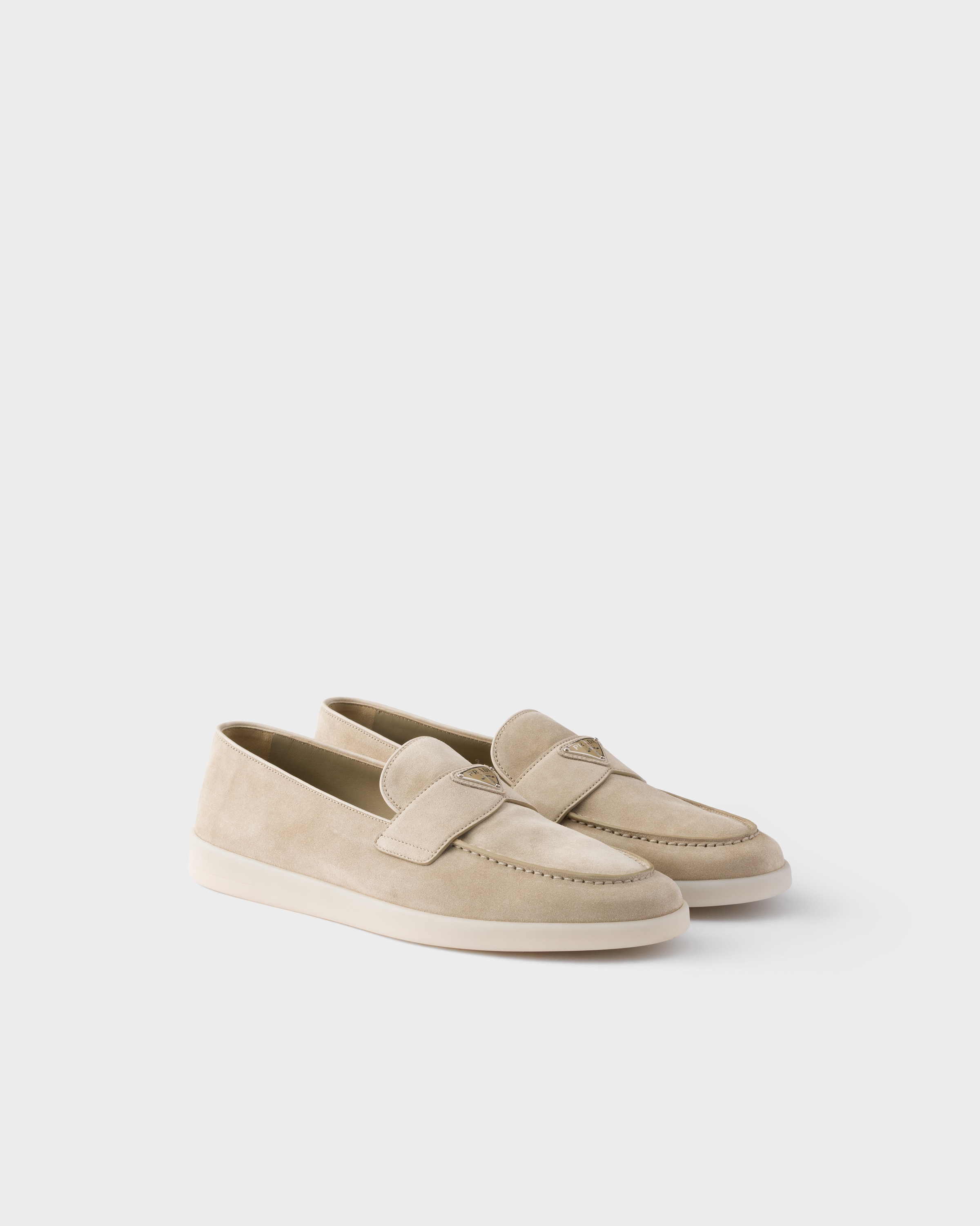 

Замшевые лоферы Prada, бежевый