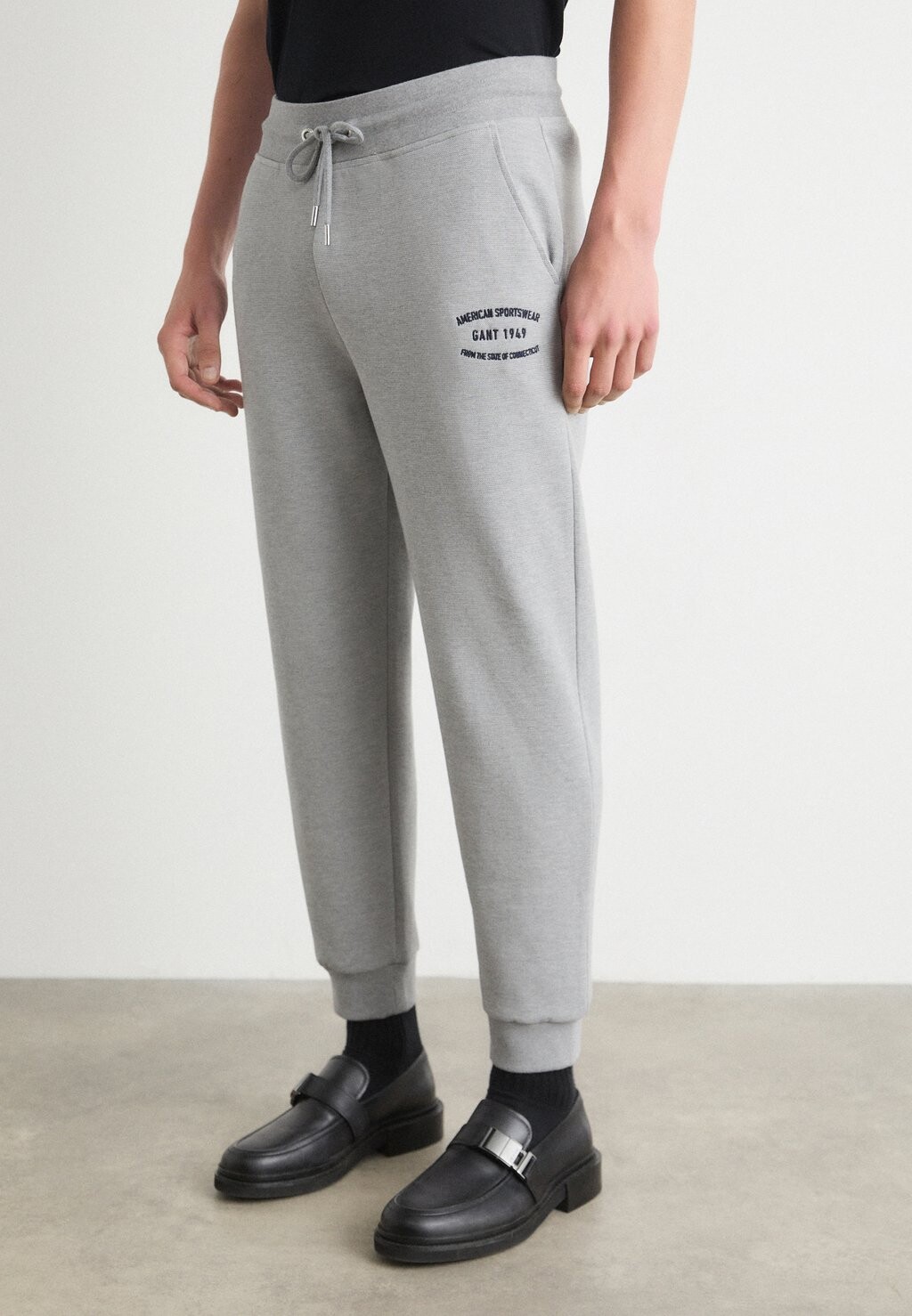 

Спортивные брюки SMALL GRAPHIC SWEATPANTS GANT, серый