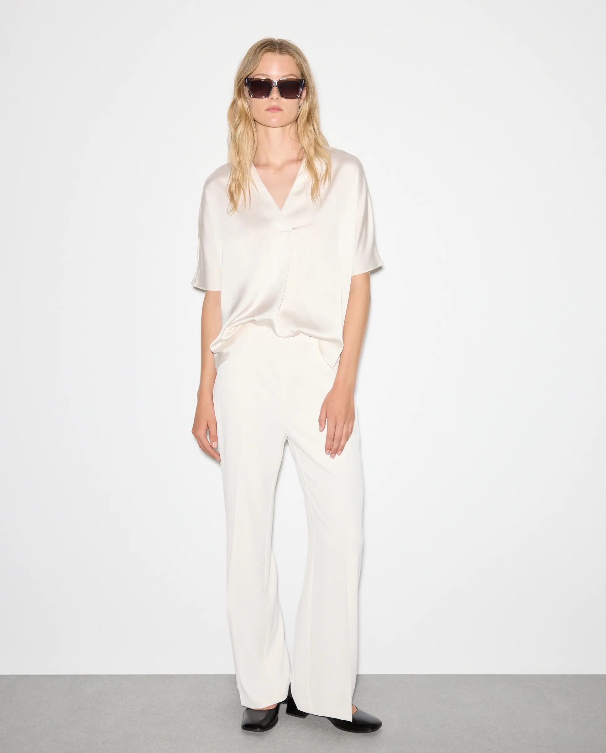 

Женский топ с коротким рукавом и V-образным вырезом из сатина Woman El Corte Inglés, песочный