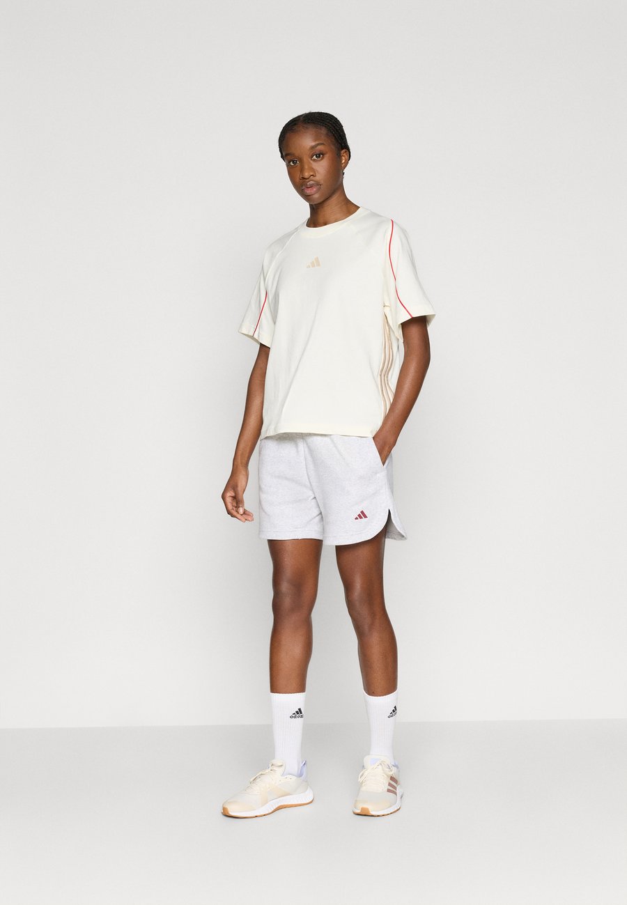 Спортивные шорты Adidas Sportswear 3 STRIPES STUDIO LOOSE SHORTS, Light Grey Heather/Light Grey — фото 2