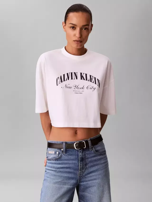 Укороченная футболка с университетским логотипом, ярко-белая Calvin Klein — фото 4