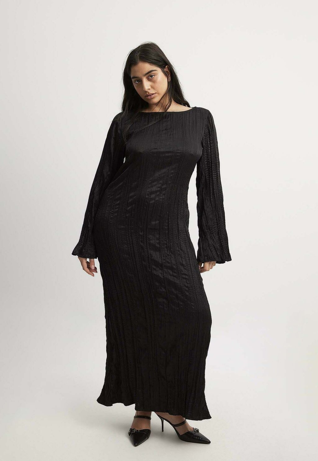 

Длинное платье IN KNITTEROPTIK MIT LANGEN ÄRMELN UND OFFENEM RÜCKEN NA-KD, черный