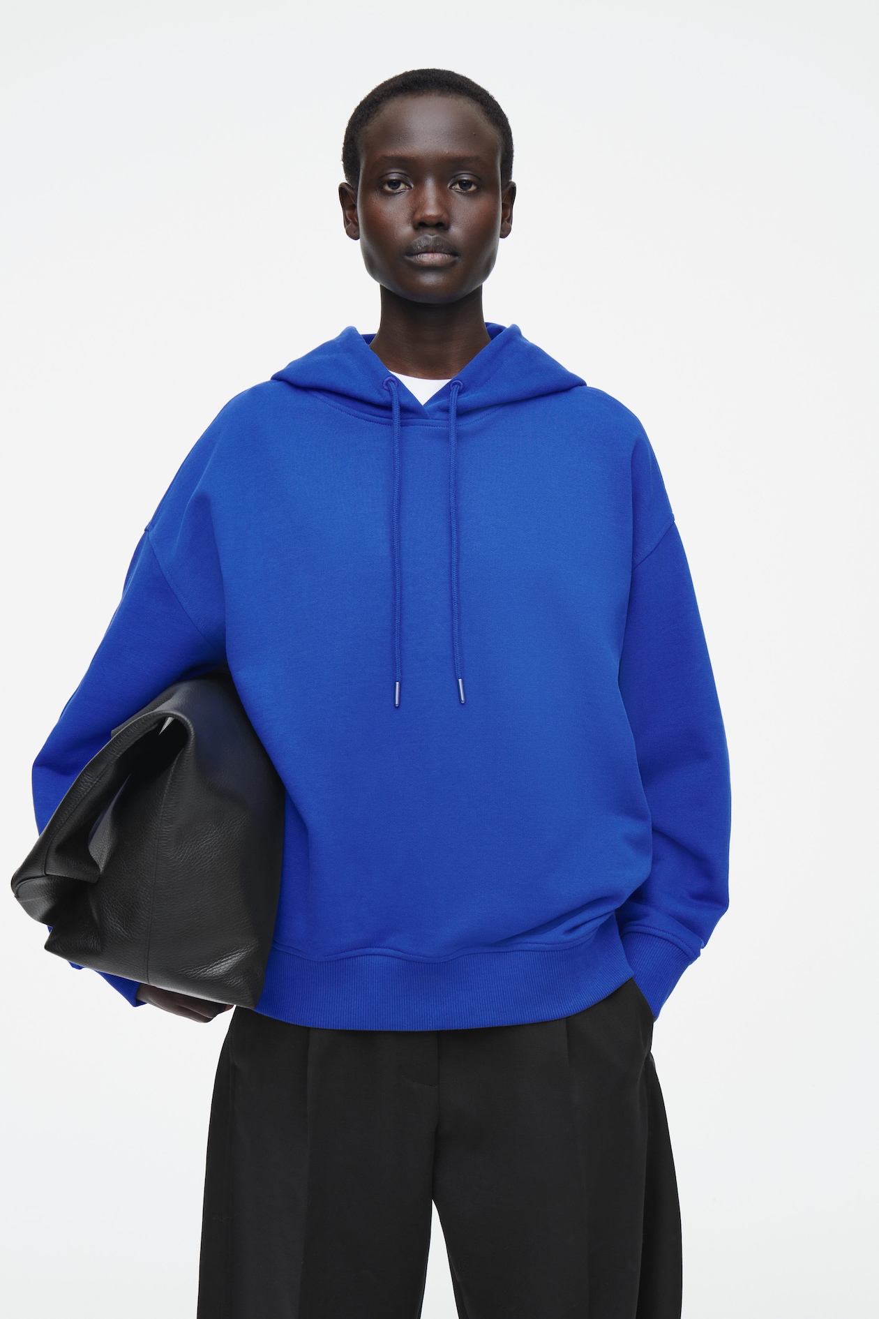 

Трикотажная толстовка с капюшоном – oversized fit COS, кобальтовый