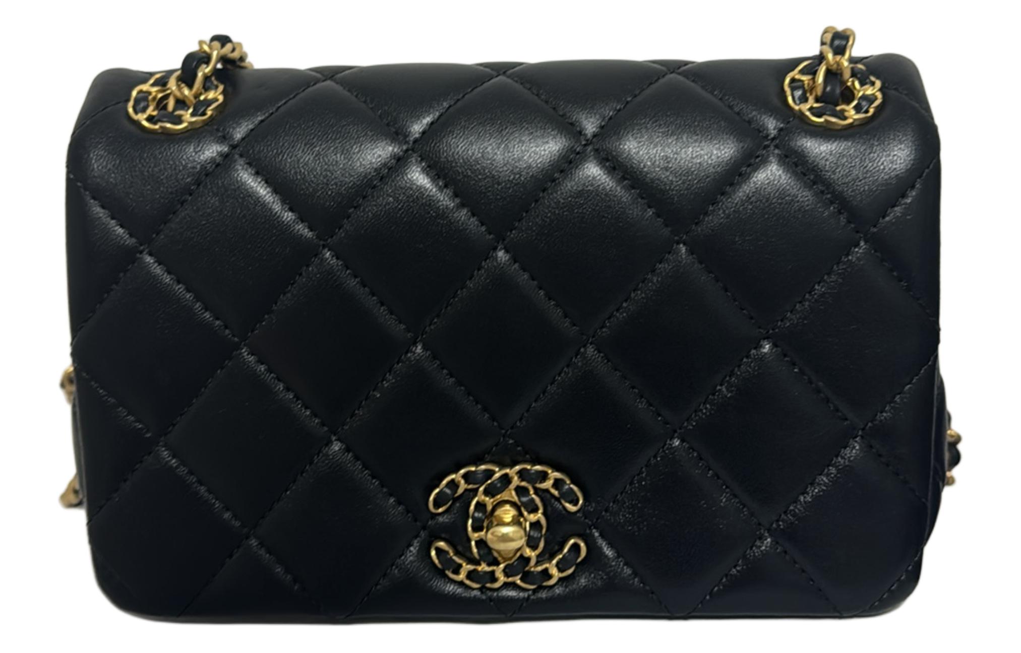 

Миниатюрная женская черная сумка-кроссбоди из овчины CHANEL