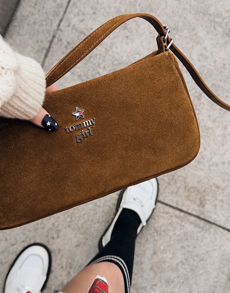 

Сумка через плечо Tommy Jeans Tommy Girl из замши с подвеской светло-коричневого цвета