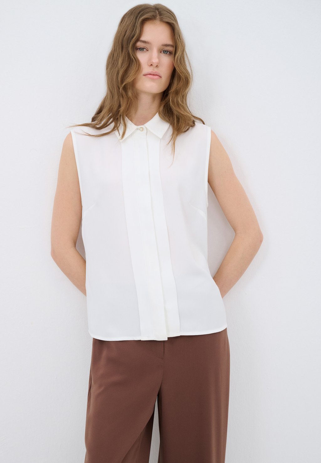

Блузка на пуговицах SLEEVELESS adL, белый