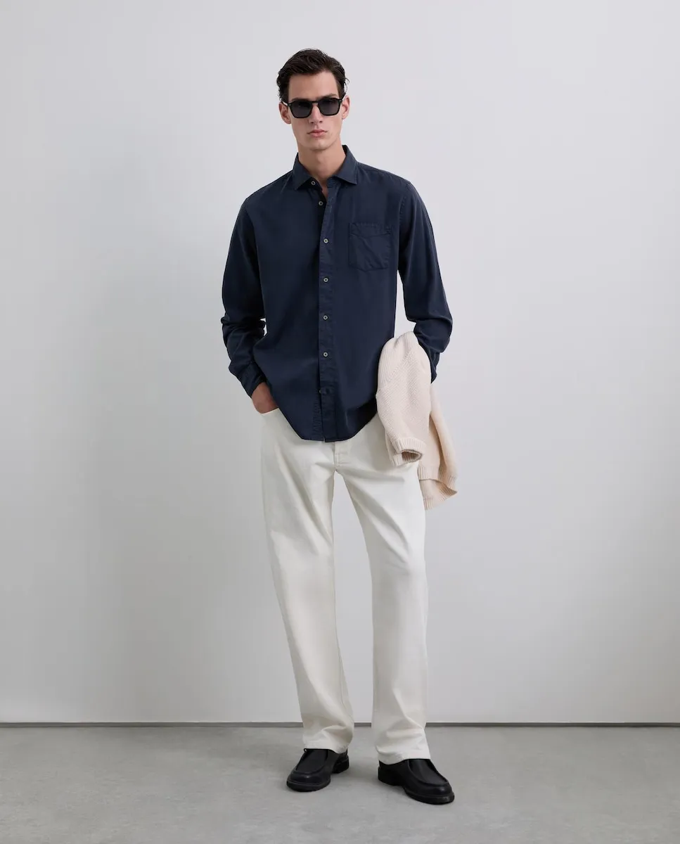 

Мужская рубашка обычного кроя с карманом и вышитым черепом на груди в тон Scalpers, синий