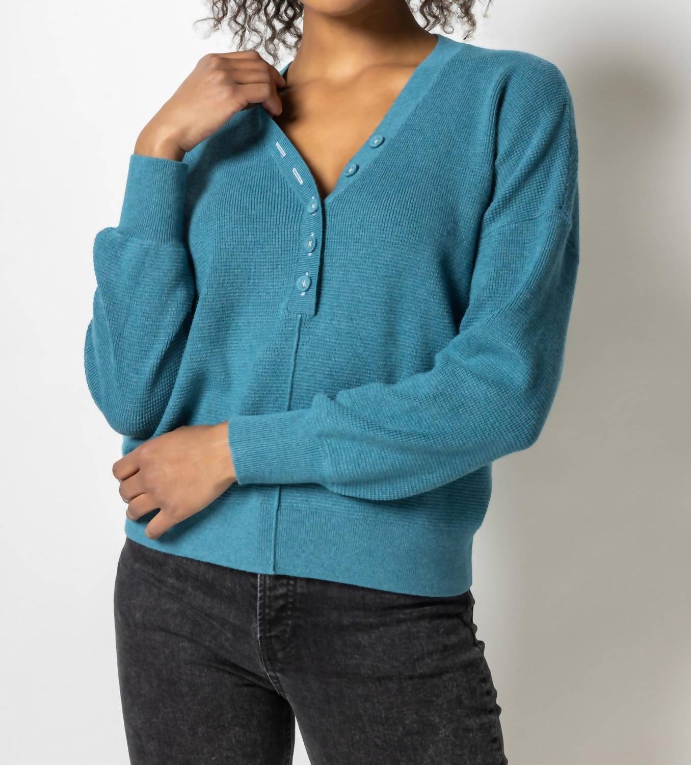 

Легкий свитер Henley на пуговицах в цвете Baltic Blue Lilla P
