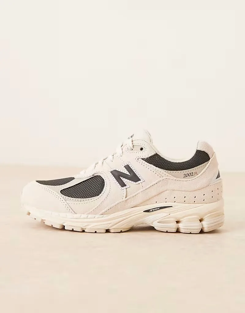 Кроссовки New Balance 2002 бежевого и черного цвета — фото 2