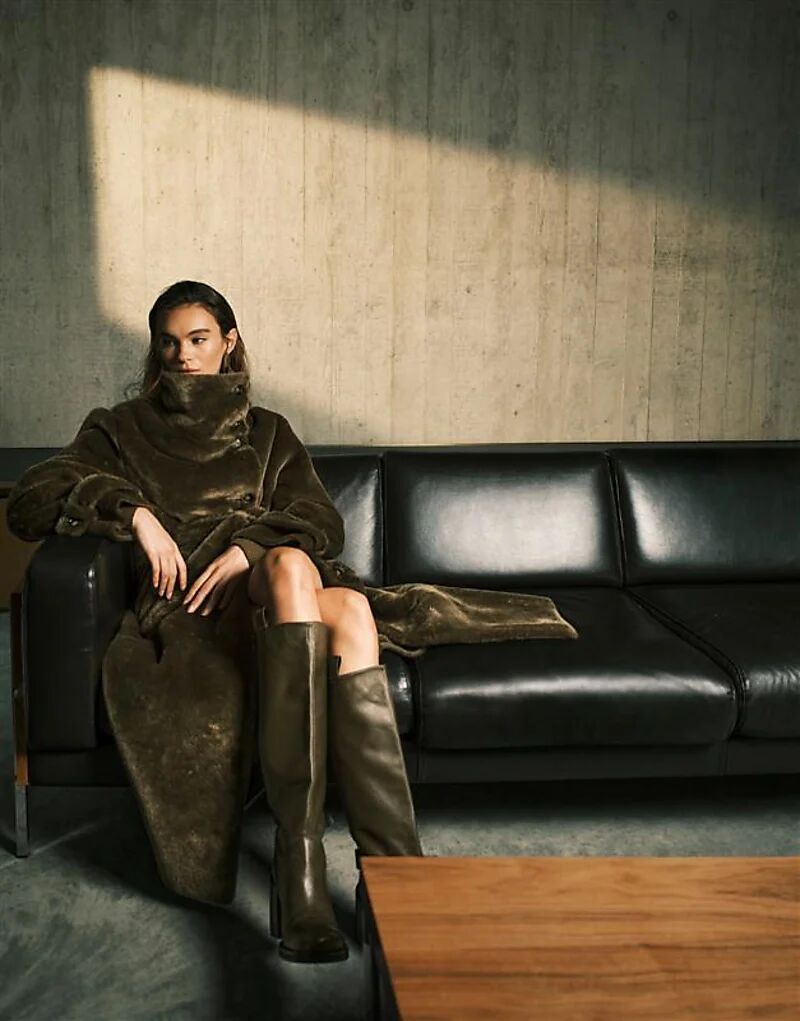 

Длинная уютная шуба из искусственного меха бордового цвета с воротником-стойкой ASOS DESIGN цвета хаки