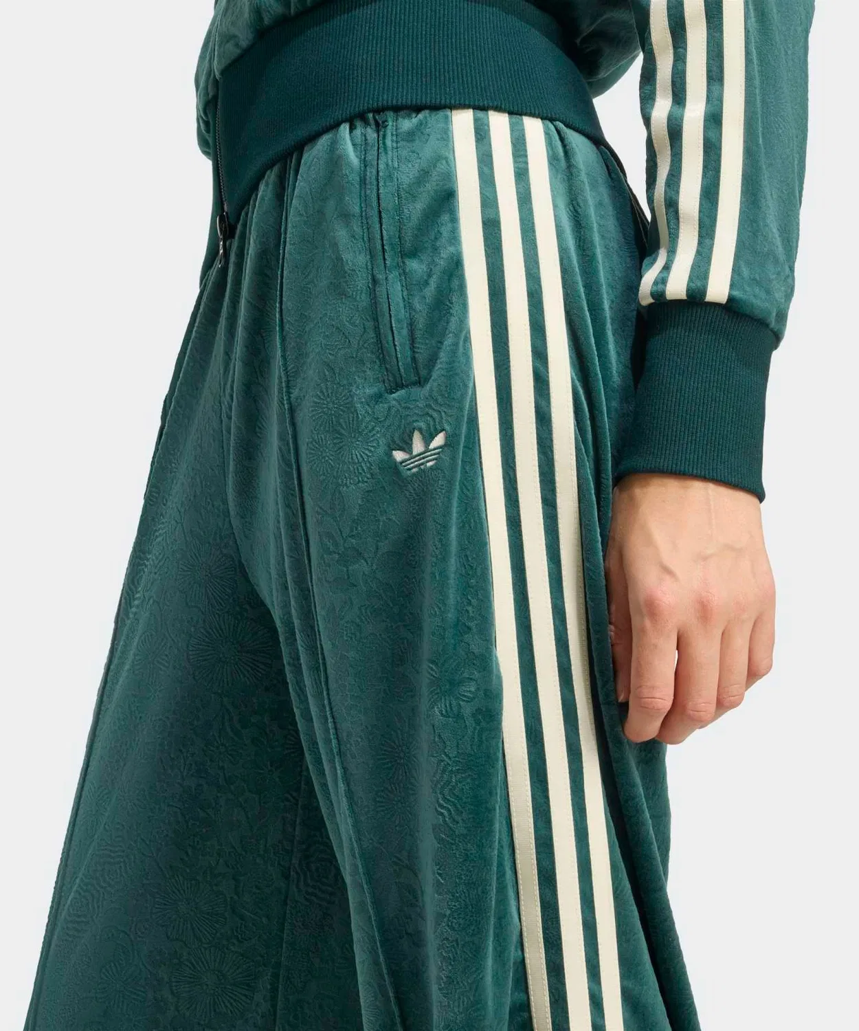 Трекпанты из вельвета с цветочным принтом adidas Originals x Liberty London, свободный крой, зелёные — фото 3
