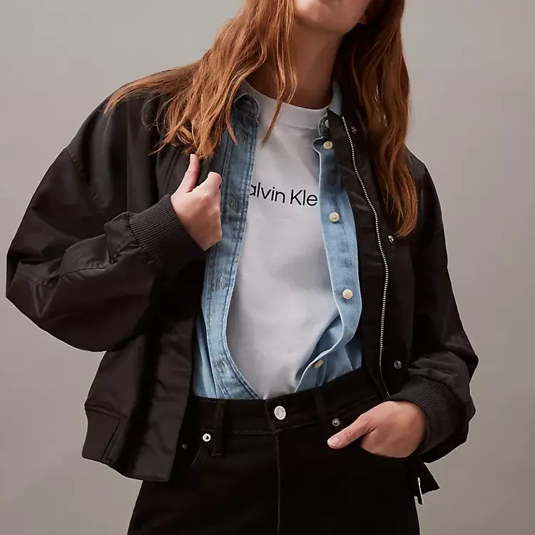 Футболка Calvin Klein Standard Logo Boxy Fit Crewneck, серо-белый — фото 4