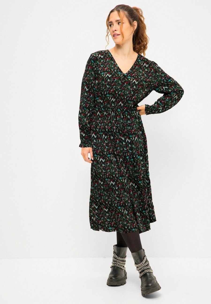 

Платье Studio Untold MIDI IMPRIMÉ ZIGZAG LIGNE EN A COL EN , TAILLE ÉLASTIQUE MANCHES LONGUES, Turquoise/Multi-Coloured