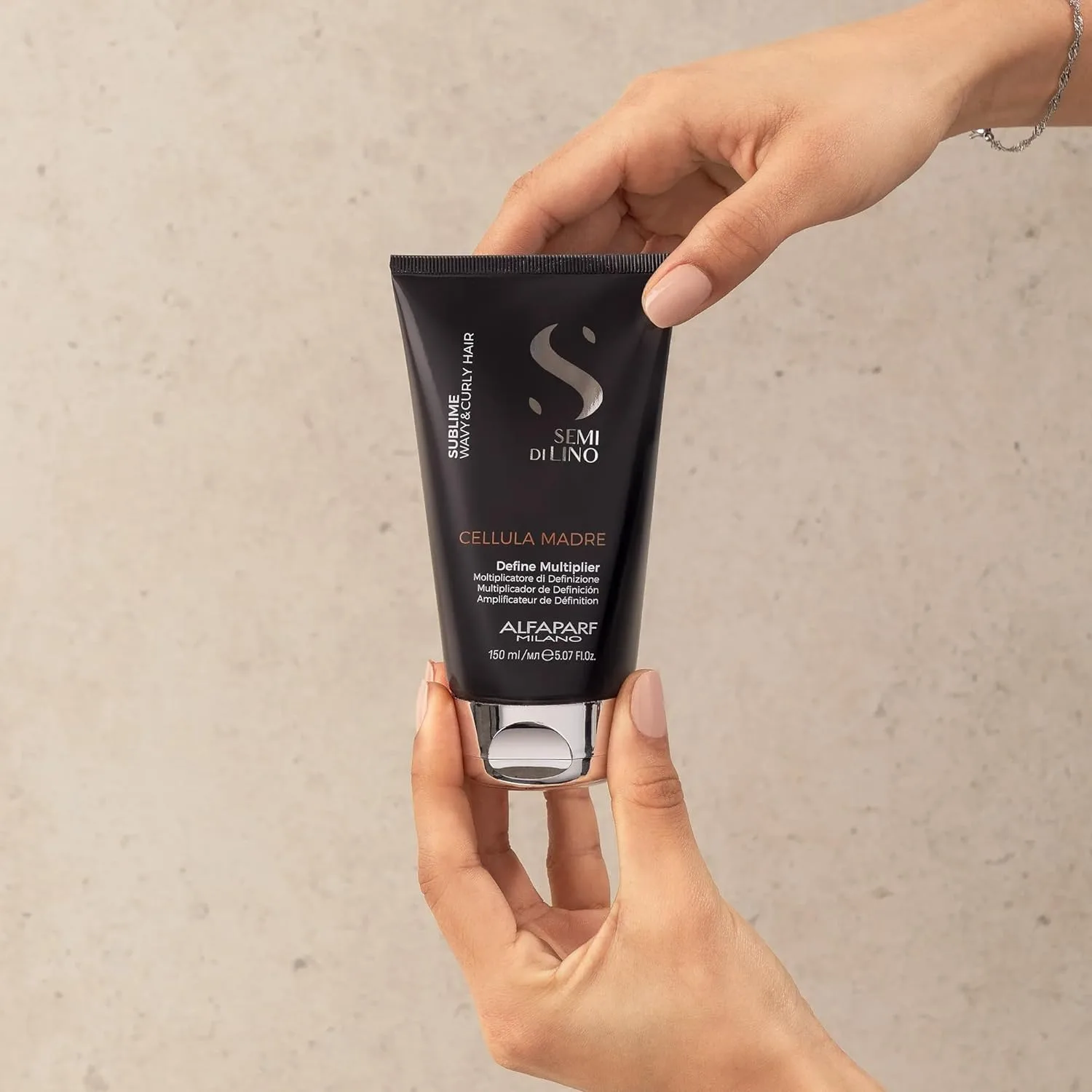 ALFAPARF MILANO Semi di Lino Sublime Cellula Madre Define Multiplier для волнистых и кудрявых волос - добавляет четкость и контроль для здоровых волос, защищает и усиливает косметический цвет (150 мл) — фото 4