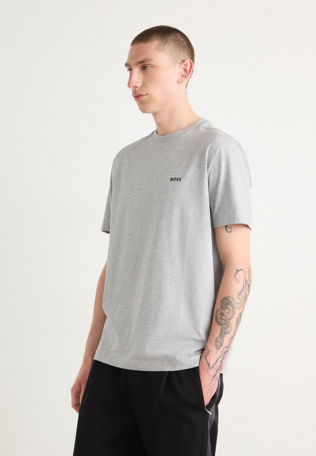 

Базовая футболка TEE BOSS, серебряный