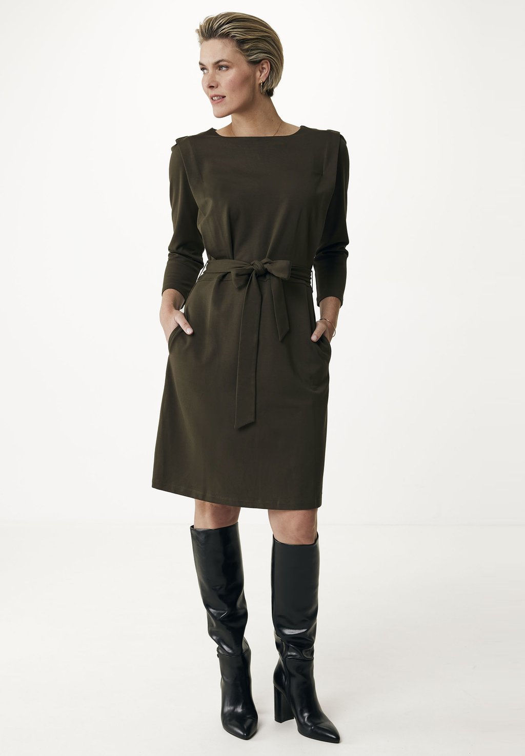 

Повседневное платье WITH BOAT NECKLINE Mexx, оливковый