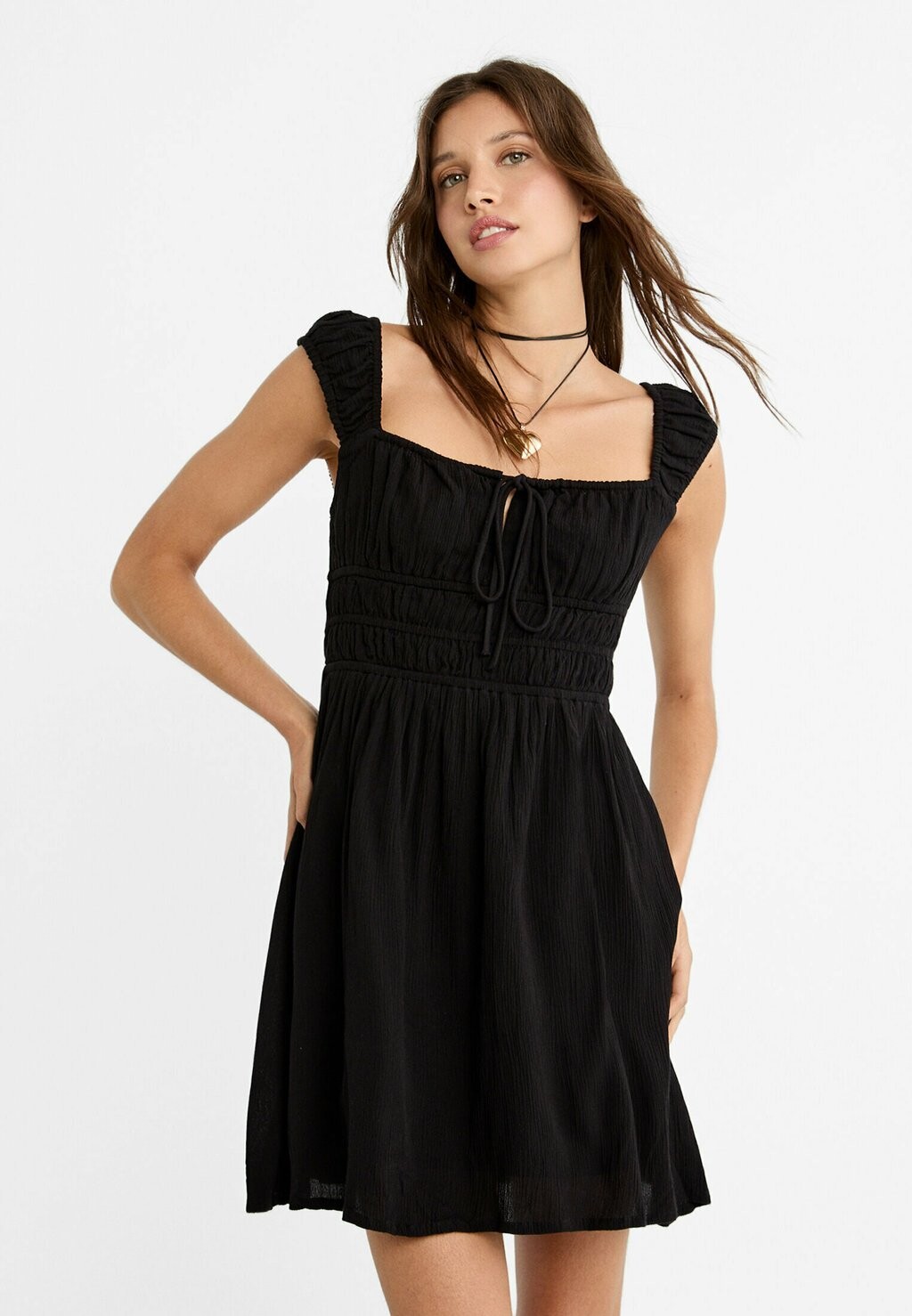 

Летнее платье Crepe With Elasticated Details Stradivarius, черное