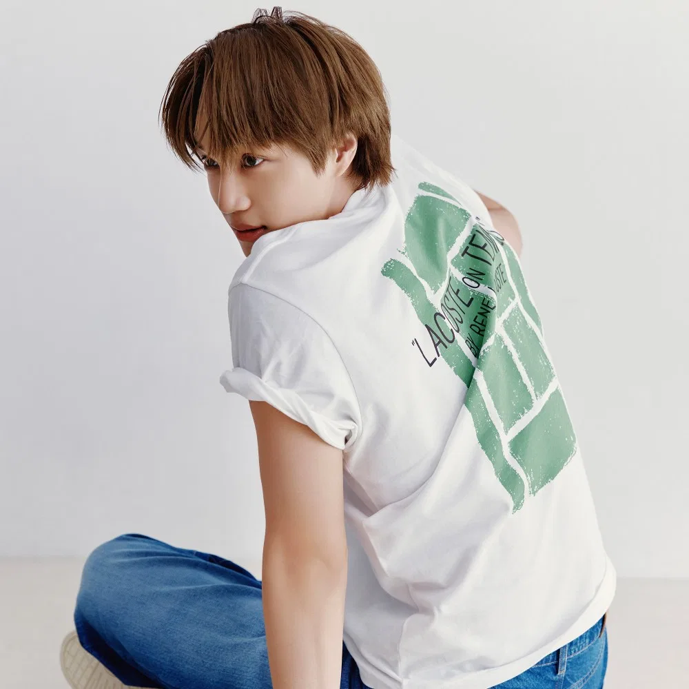 Футболка мужская Lacoste с графическим принтом теннисного корта, цвета слоновой кости — фото 2