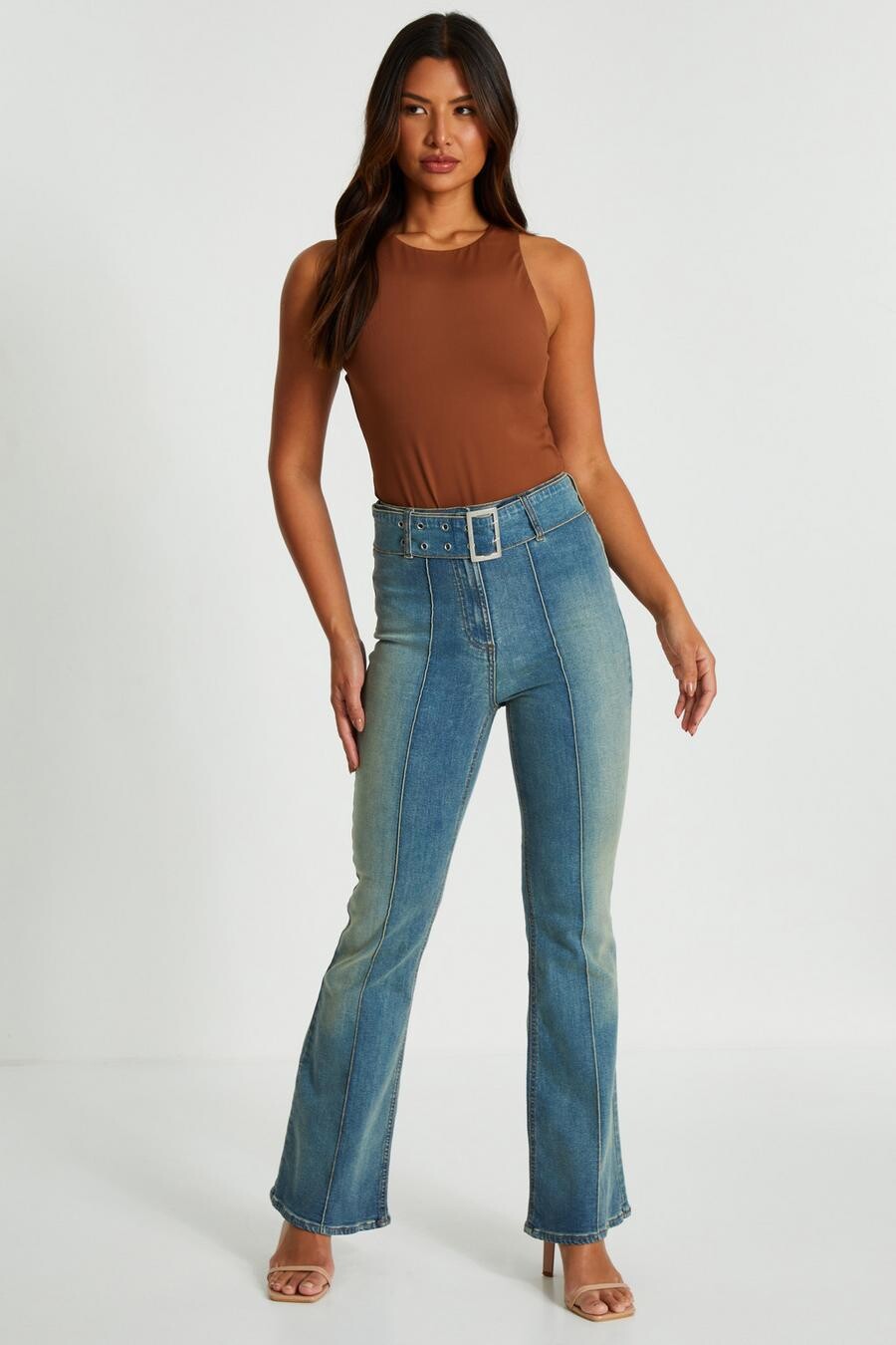 

Расклешенные джинсы синего денима с поясом QUIZ Clothing