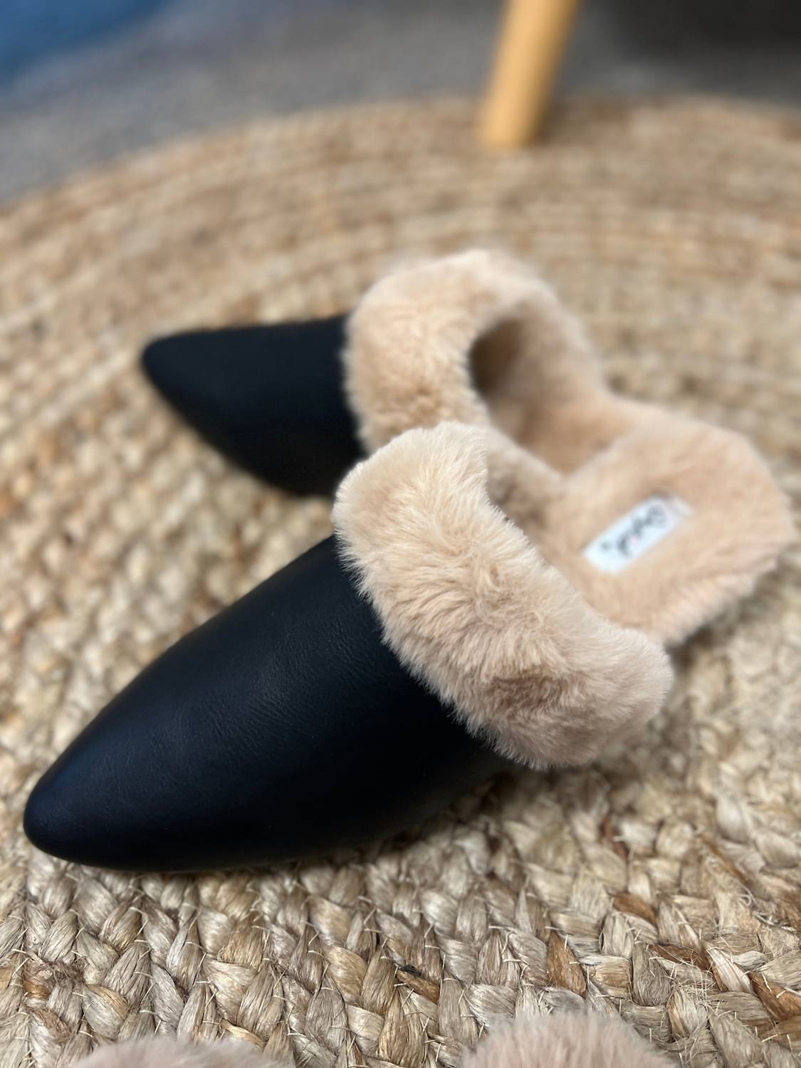Женские замшевые балетки Furry Flats в черном цвете Thistle and Clover — фото 2