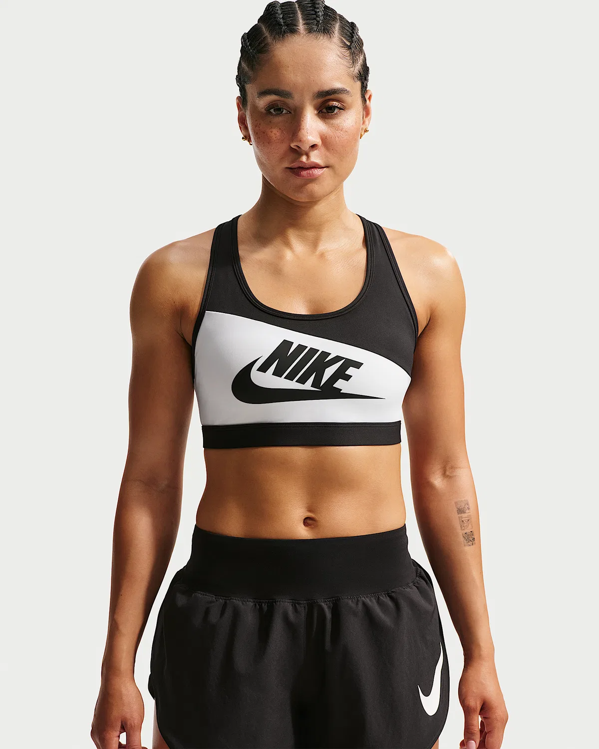 Женский спортивный бюстгальтер Nike Swoosh средней поддержки с поролоном, White/Black/Black/Black