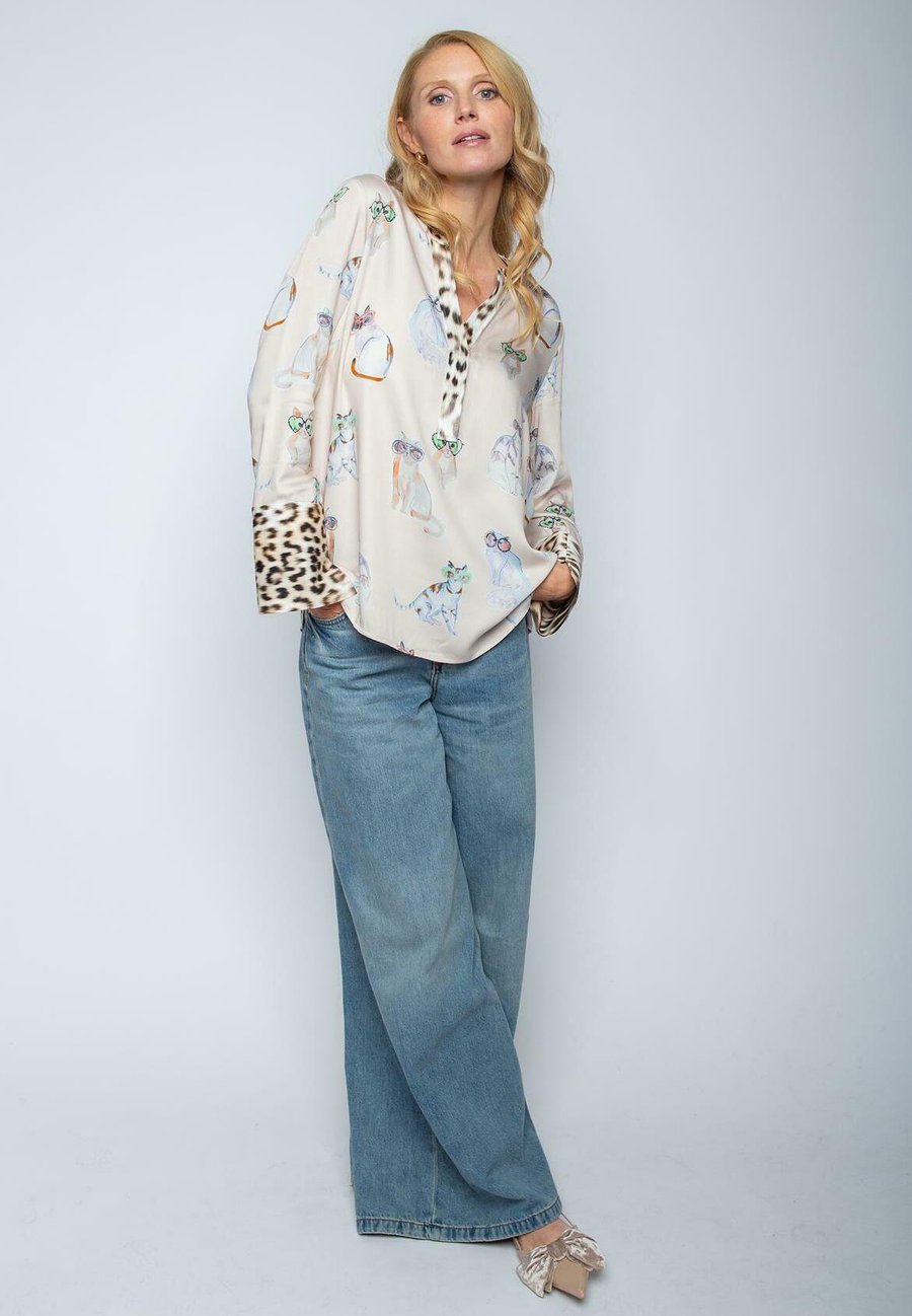 

Блуза Emily van den Bergh Blouse, Sand Multi Cats/Beige