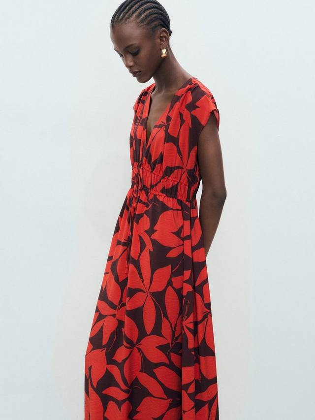 

Платье Jamie с V-образным вырезом и короткими рукавами миди Mango